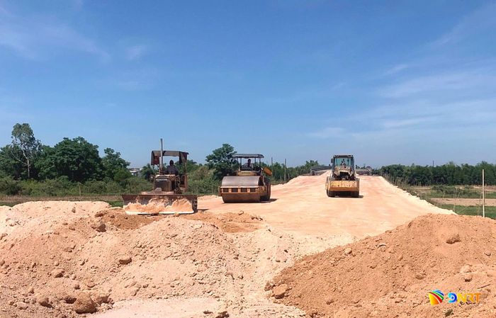 Thi công đường dẫn nhánh N1, thuộc Dự án cầu Văn Ly và đường dẫn qua xã Đại Lộc. Ảnh: CÔNG TÚ