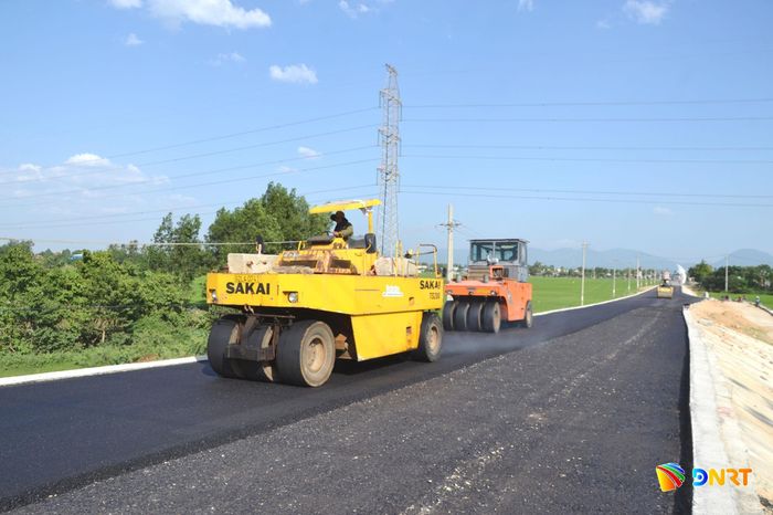 Thảm bê tông nhựa đường dẫn cầu An Bình, đoạn qua xã Hà Nha. Ảnh: CÔNG TÚ