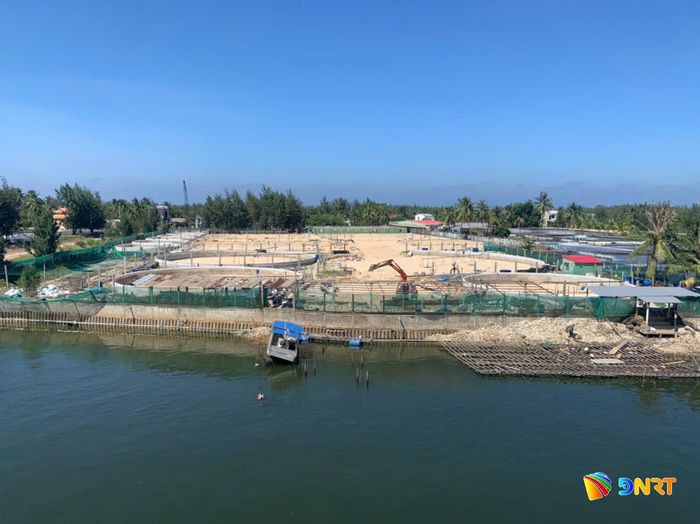 Hộ ông Trần Công Thành (xã Tam Anh) tháo dỡ trang trại nuôi tôm để bàn giao mặt bằng. Ảnh: CÔNG TÚ