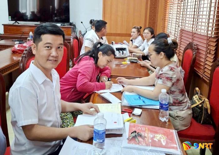 Người dân xã Nam Phước nhận tiền bồi thường, hỗ trợ thuộc Dự án đường tránh lũ kết hợp phát triển đô thị Nam Phước. Ảnh: CÔNG TÚ