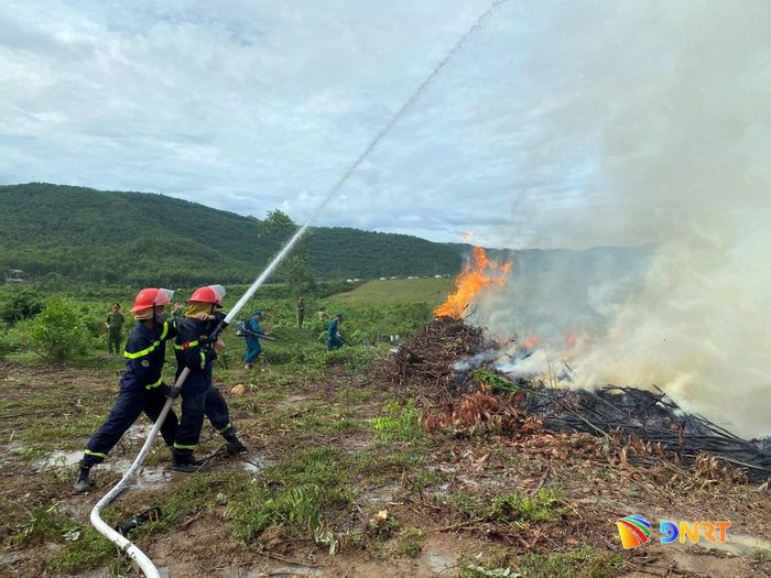 Các lực lượng tham gia dập tắt đám cháy giả định. Ảnh: KHÁNH LINH