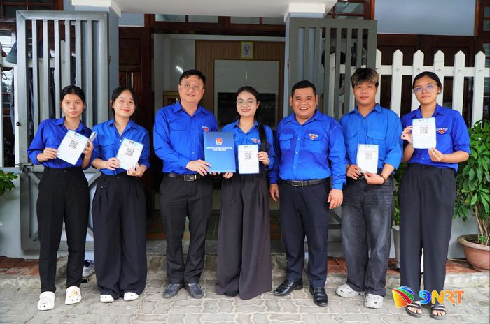 Bí thư Thành đoàn Lê Công Hùng (thứ 3, từ trái sang) tặng quà động viên lực lượng thanh niên tình nguyện tại phường Hòa Xuân hưởng ứng triển khai các mô hình sau lễ phát động. Ảnh: VINH ANH
