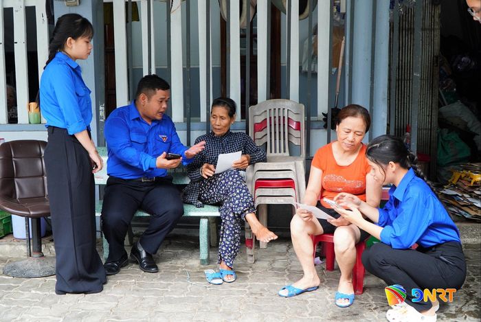 Đoàn viên, thanh niên thành phố triển khai mô hình “Mang chính sách công đến từng hộ gia đình” tại phường Hòa Xuân. Ảnh: VINH ANH