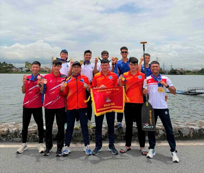 Đội tuyển đua thuyền Canoeing Đà Nẵng xuất sắc giành giải Ba toàn đoàn. Ảnh do nhân vật cung cấp
