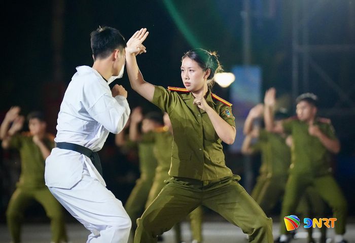 Nữ cán bộ, chiến sĩ công an Lào tham gia biểu diễn võ thuật, góp phần thắt chặt tình đoàn kết hữu nghị giữa lực lượng công an hai nước. Ảnh: CÔNG - LÂM