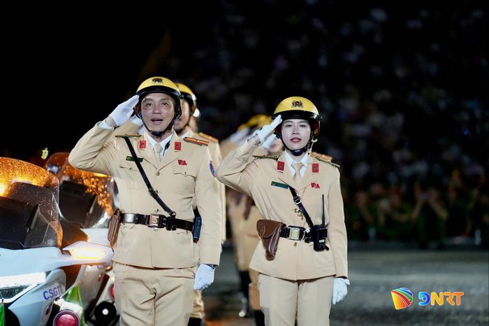 Nữ Cảnh sát giao thông cùng đồng đội gửi lời chào đến đại biểu và nhân dân sau màn trình diễn tại đêm tổng duyệt. Ảnh: CÔNG - LÂM