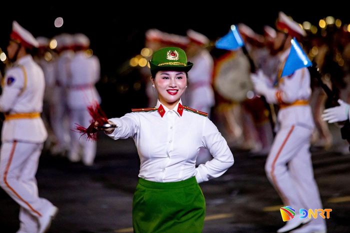 Nữ chiến sĩ duyên dáng trong phần trình diễn mở màn tại buổi tổng duyệt. Ảnh: CÔNG - LÂM