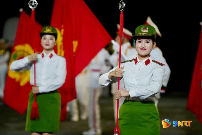 Các nữ cán bộ, chiến sĩ góp mặt trong nhiều nội dung của chương trình, từ nghi lễ đến biểu diễn nghệ thuật và võ thuật. Ảnh: CÔNG - LÂM