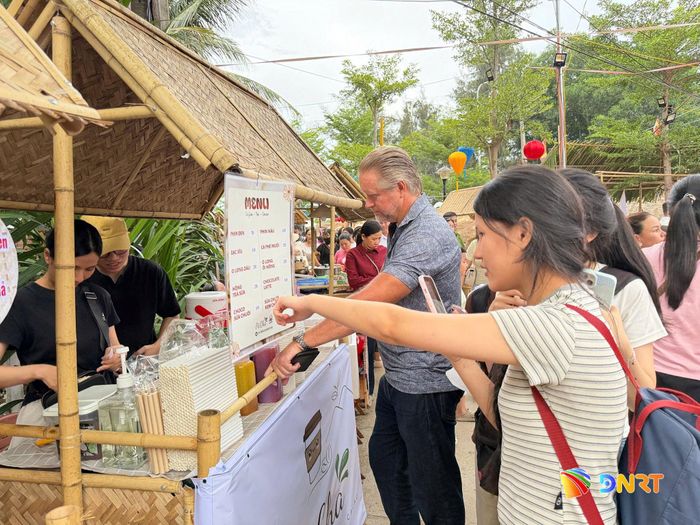 Đông đảo người dân và du khách thưởng thức các gian hàng ẩm thực tại lễ hội. Ảnh: QUỐC TUẤN