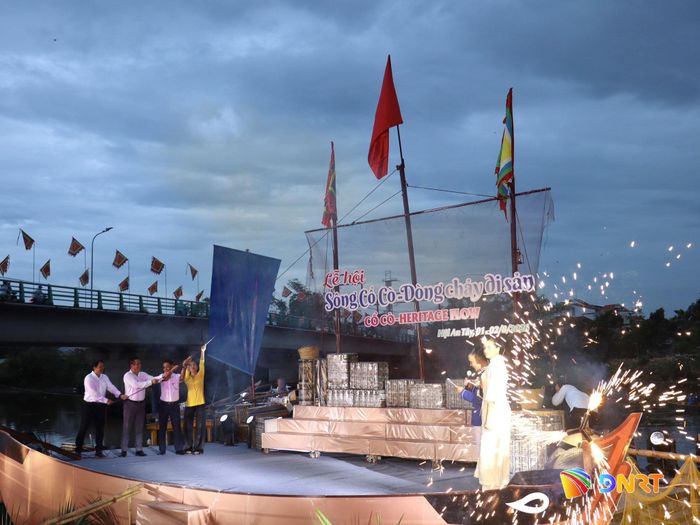 Lãnh đạo Sở Văn hóa, Thể thao và Du lịch và phường Hội An Tây thực hiện nghi thức giong buồm khai mạc lễ hội. Ảnh: QUỐC TUẤN