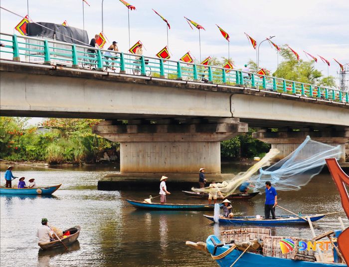Hoạt động tái hiện đời sống sông nước trên sông Cổ Cò. Ảnh: QUỐC TUẤN