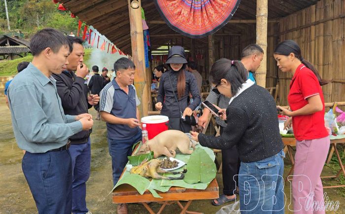 Chợ phiên bản Lồng, xã Quài Tở thu hút đông đảo người dân và du khách đến tham quan, mua sắm.