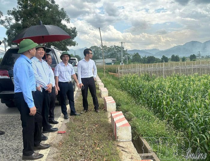 Lãnh đạo xã Thanh Yên phối hợp với nhà đầu tư khảo sát các dự án chuẩn bị đầu tư trên địa bàn, nhằm kịp thời tháo gỡ vướng mắc, đẩy nhanh tiến độ giải ngân vốn.