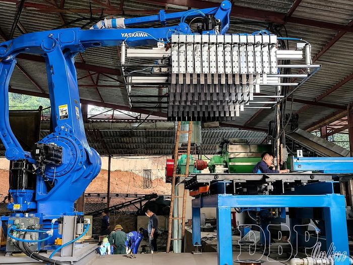 CCB Lưu Công Ruyên, Giám đốc Công ty TNHH Duyên Hùng là một trong tấm gương làm kinh tế giỏi, tạo việc làm cho hàng trăm lao động. Trong ảnh: Công nhân Công ty TNHH Duyên Hùng vận hành máy móc.