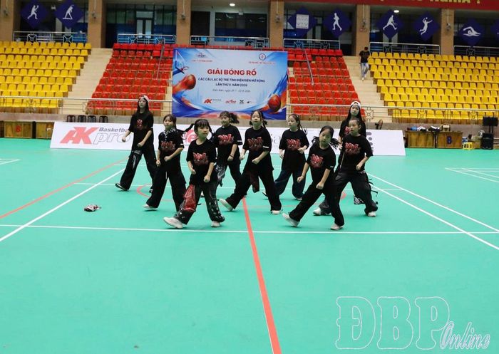 Màn đồng diễn với bóng và tiết mục văn nghệ chào mừng Giải Bóng rổ các câu lạc bộ trẻ tỉnh mở rộng lần thứ V, năm 2026.