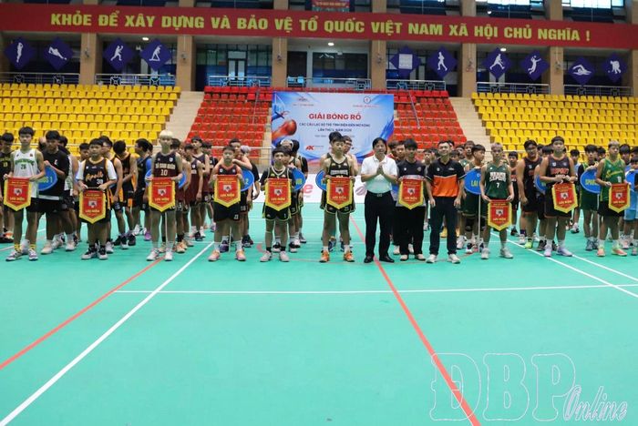 Ban tổ chức trao cờ lưu niệm cho các đội tham gia giải đấu.
