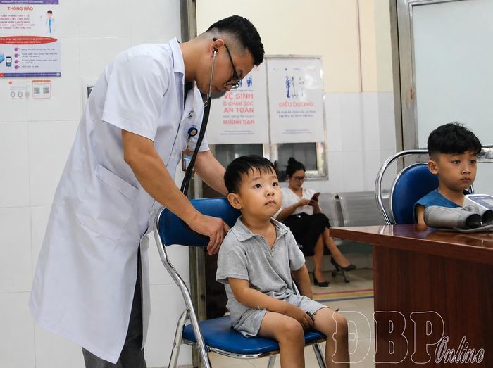 Bác sĩ thực hiện thăm khám tim mạch, hô hấp cho học sinh nhằm phát hiện sớm các bất thường về sức khỏe.
