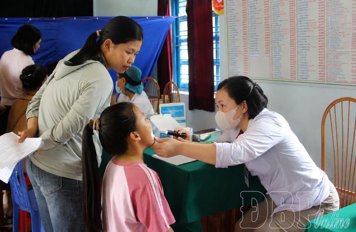 Học sinh khám sức khỏe miễn phí tại điểm khám Nhà văn hóa tổ dân phố Him Lam.