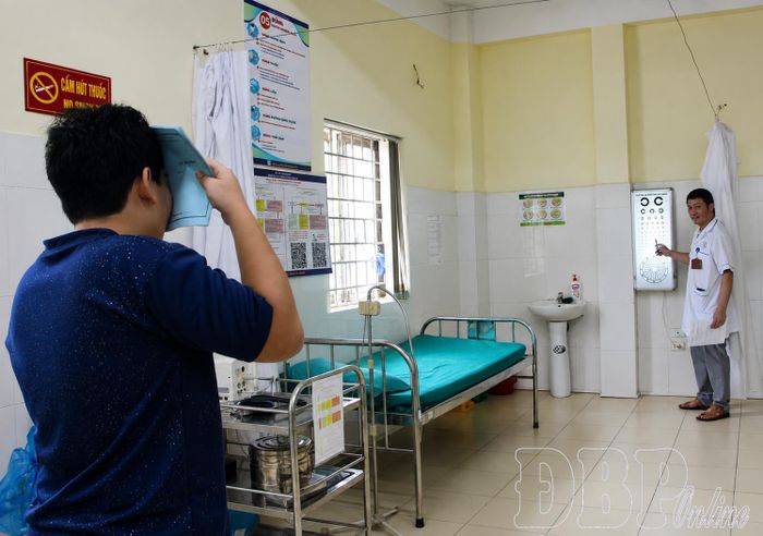 Bác sĩ sàng lọc các tật khúc xạ thông qua khám thị lực cho học sinh.