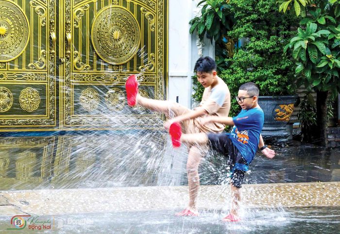 Mùa hè của bé - ảnh chụp tại phường Trấn Biên. Ảnh: Nguyễn Anh Trọng