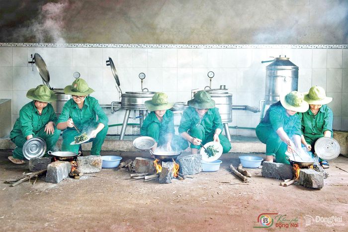 Vào bếp - ảnh chụp tại phường Trị An. Ảnh: Trần Văn Sơn