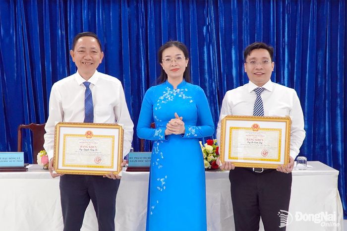 Thành ủy viên, Giám đốc Sở Tư pháp thành phố Đồng Nai Phạm Thị Bích Thủy tặng bằng khen của Bộ trưởng Bộ Tư pháp cho các cá nhân có thành tích xuất sắc trong công tác.