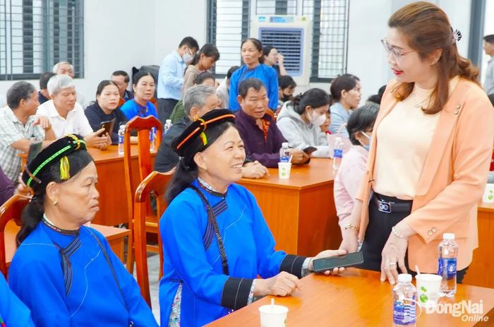 Phó Giám đốc Sở Tư pháp thành phố Đồng Nai Lý Hậu Hồng Lê trao đổi với người dân xã Sông Ray tại hội nghị tuyên truyền pháp luật.