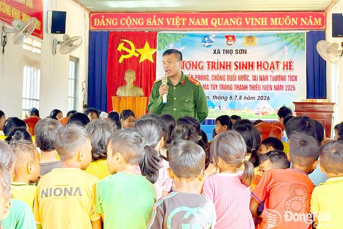 Công an xã Thọ Sơn tuyên truyền pháp luật tại chương trình sinh hoạt hè cùng học sinh trên địa bàn xã. Ảnh: CAX