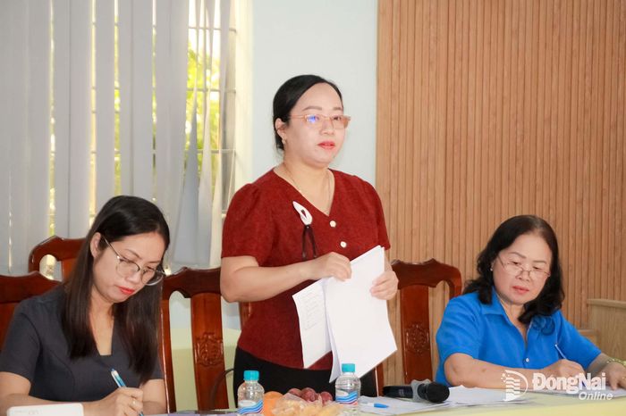 Thành viên đoàn giám sát của Hội Liên hiệp phụ nữ thành phố trao đổi tại buổi làm việc với UBND phường Hố Nai về triển khai thực hiện chế độ, chính sách, pháp luật đối với phụ nữ khuyết tật.