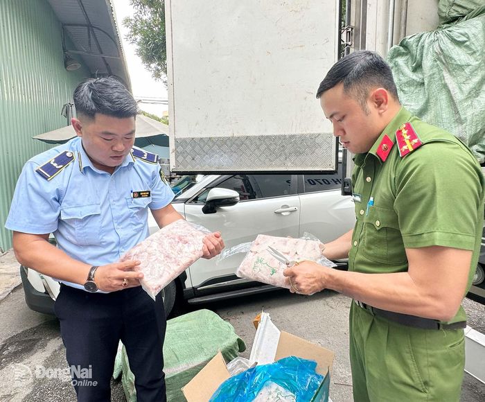 Đội quản lý thị trường cơ động phối hợp cùng lực lượng cảnh sát kinh tế Công an thành phố Đồng Nai kiểm tra thực tế tại hiện trường. Ảnh: Quốc Vinh