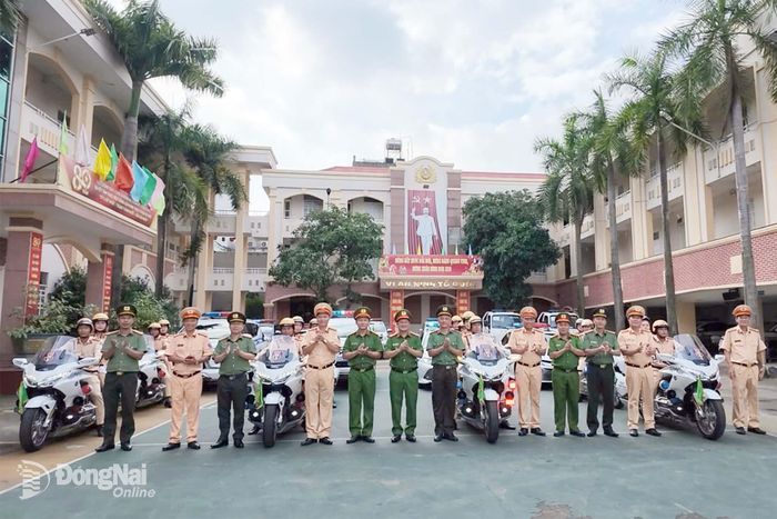 Đại tá Trần Anh Sơn, Phó Giám đốc Công an thành phố Đồng Nai cùng đại diện các đơn vị và lực lượng Phòng Cảnh sát giao thông thực hiện phát động đợt ra quân kiểm tra, xử lý xe ô tô kinh doanh vận tải hành khách vi phạm. Ảnh: Lê Duy