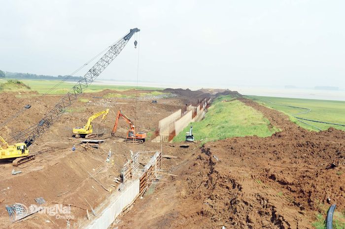 Công ty cổ phần Cấp nước Gia Tân đang xây dựng Trạm bơm cấp 1 mới tại xã Thống Nhất để đáp ứng công suất khoảng 100 ngàn m3/ngày đêm. Ảnh: Ban Mai