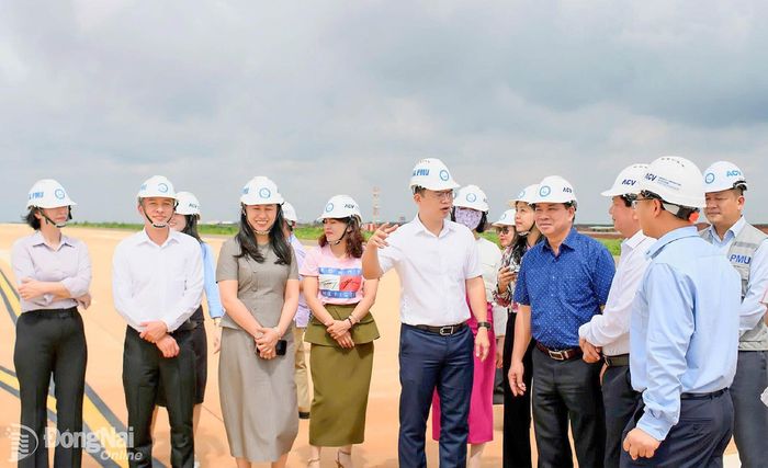Đoàn công tác của HĐND thành phố Huế và thành phố Đồng Nai khảo sát thực tế tại Dự án Sân bay Long Thành. Ảnh: CTV
