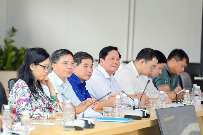Thành ủy viên, Phó Chủ tịch HĐND thành phố Đồng Nai Trần Văn Mi (thứ 4 từ phải qua) và Thành ủy viên, Phó Chủ tịch HĐND thành phố Huế Lương Bảo Toàn (thứ 5 từ phải qua) tham dự buổi làm việc với Ban Quản lý dự án Sân bay Long Thành. Ảnh: CTV