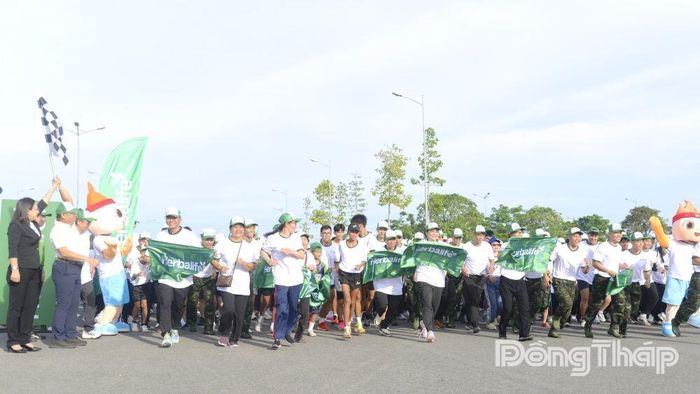 Các vận động viên tham gia nội dung chạy 1 km tại Chương trình Toàn dân tập luyện thể dục thể thao năm 2026.