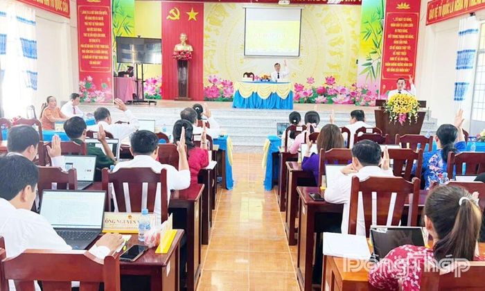 Đại biểu biểu quyết thông qua các nghị quyết tại kỳ họp.