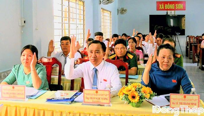 Đại biểu biểu quyết thông qua nghị quyết.