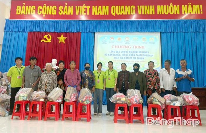 Các hộ nghèo, hộ cận nghèo xã Gia Thuận nhận quà hỗ trợ tại chương trình.