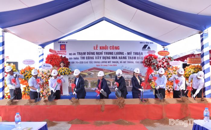 Nghi thức khởi công xây dựng nhà hàng tại Trạm dừng nghỉ phía Bắc.