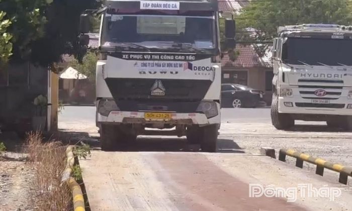 Các xe quá tải được đưa đến trạm cân và xử lý theo đúng quy định.