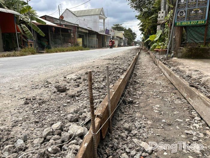 Nhiều cọc sắt không được che chắn và gắn phản quang vào trưa 30-8.