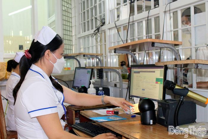 Ứng dụng dữ liệu dân cư trong khám, chữa bệnh giúp giảm giấy tờ, đơn giản hóa quy trình tiếp nhận người bệnh.