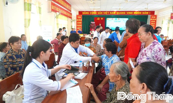 Các y, bác sĩ khám bệnh, cấp thuốc miễn phí cho người dân tại chương trình.