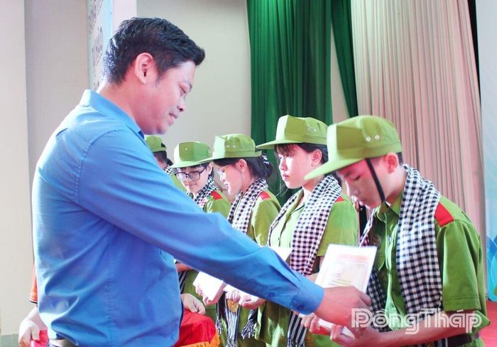 Đồng chí Lê Hoàng Quyết, Bí thư Tỉnh đoàn trao Giấy chứng nhận hoàn thành khóa học cho học viên.