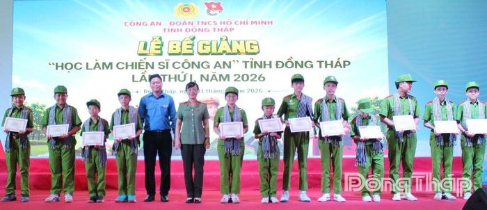 Ban Tổ chức vinh danh Tiểu đội xuất sắc, Chiến sĩ bản lĩnh, Chiến sĩ kỷ luật, Chiến sĩ truyền cảm hứng, Chiến sĩ tiến bộ nhất.