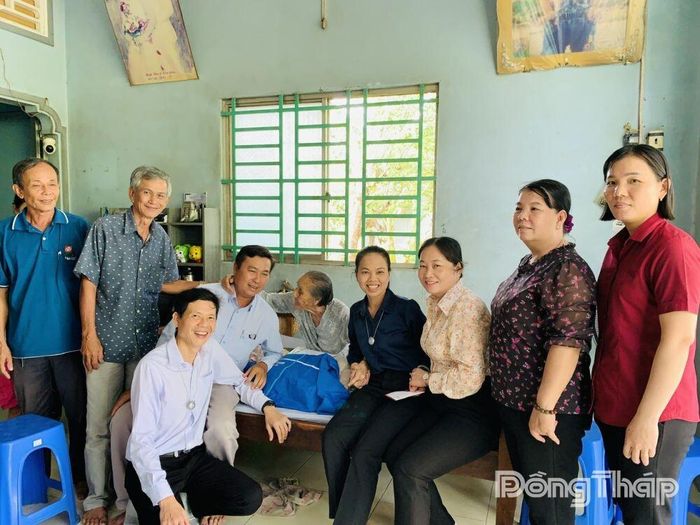 Đoàn đến thăm Mẹ Việt Nam Anh hùng Lê Thị Quyên.