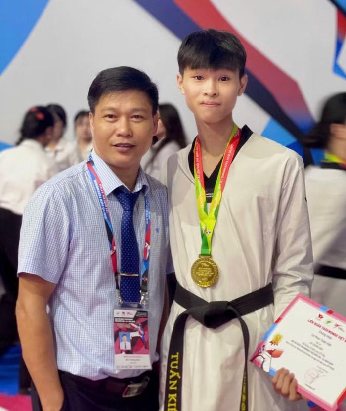  VĐV Lê Phan Tuấn Kiệt giành huy chương vàng hạng cân 51 kg, nhóm tuổi 15-17. Ảnh: ĐVCC 