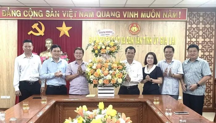  Đại diện lãnh đạo Báo và phát thanh, truyền hình Gia Lai, các phòng chuyên môn đã đến thăm, chúc mừng Ban Tuyên giáo và Dân vận Tỉnh ủy. Ảnh: Bội Ngọc 