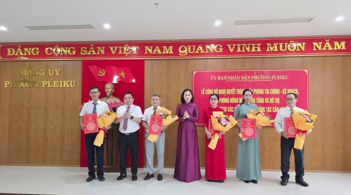 Lãnh đạo UBND phường trao quyết định cho 5 cán bộ được giao nhiệm vụ mới.