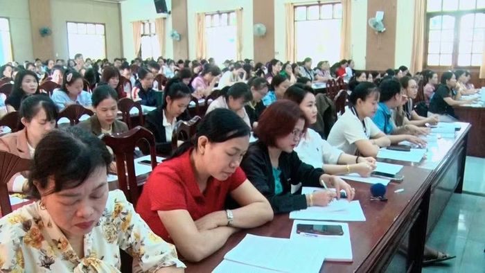 389 cán bộ quản lý và giáo viên tại các cơ sở giáo dục xã Kbang tham gia bồi dưỡng lý luận chính trị hè 2026. Ảnh: Hồng Hạnh